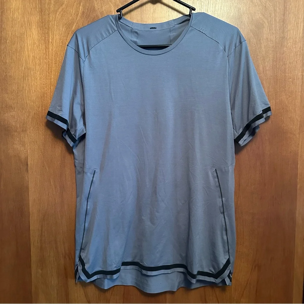 Lululemon Men’s Short Sleeve Shirt Gray Medium‎